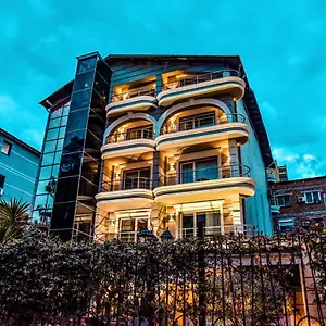 broadway-hotel.hotels-in-tirana.com/